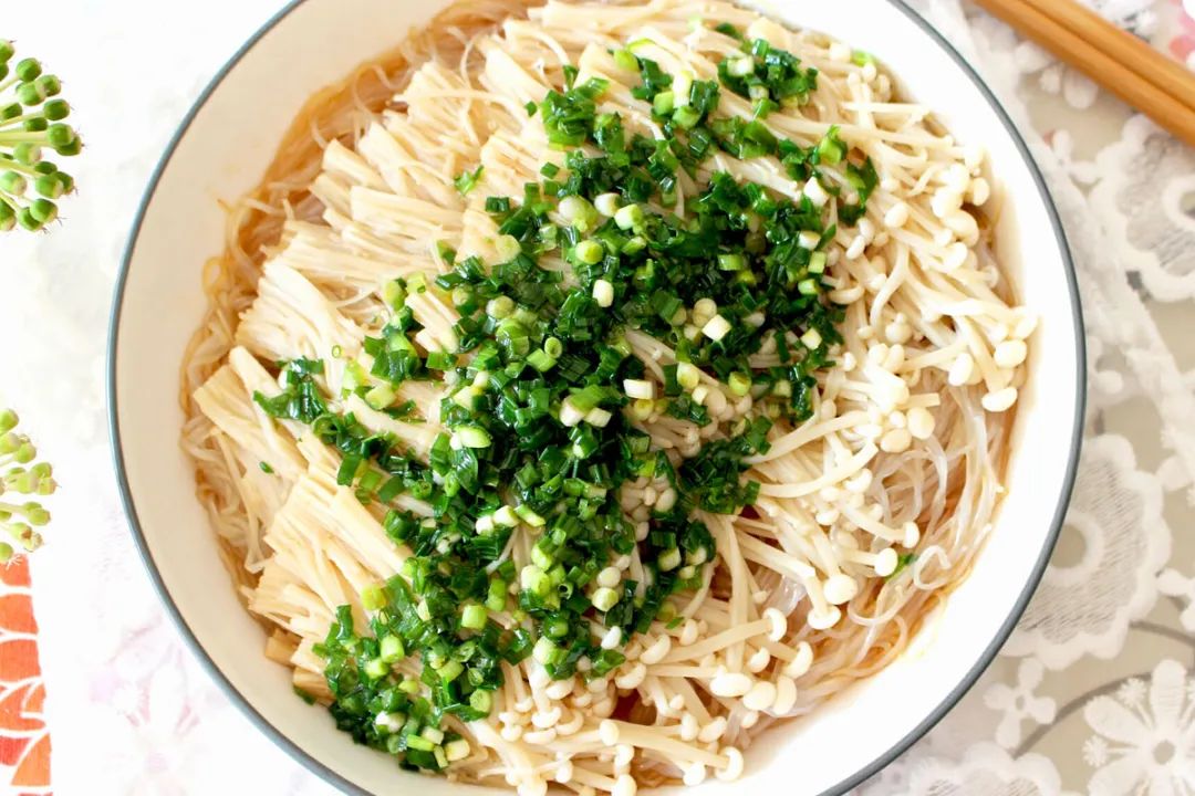 葱油金针菇清爽脆嫩的开胃小菜