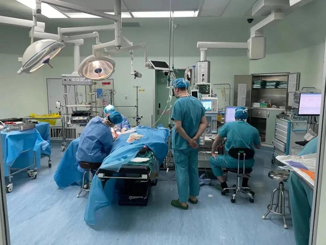 待飞航班为断臂男孩“二次开门”，体现了“生命至上”的温度休闲区蓝鸢梦想 - Www.slyday.coM