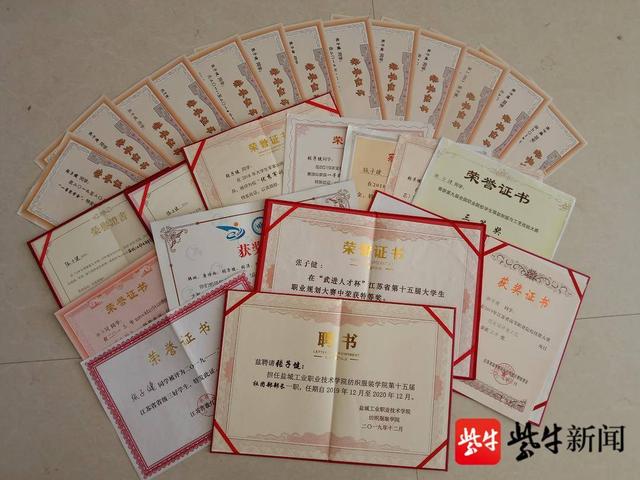 3年斩获40余张证书22岁小伙爱上服装设计作品还入选大学教材