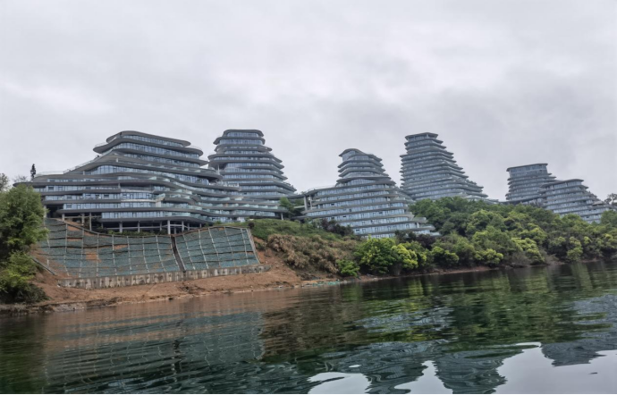 违建项目建设导致的湖岸滑坡