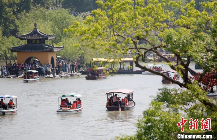 瘦西湖景区钓鱼台前人头攒动。孟德龙 摄