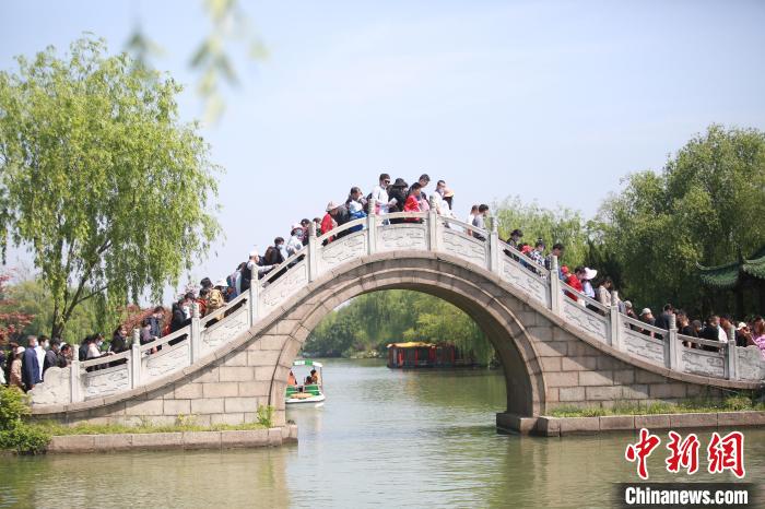 瘦西湖景区内人流涌动,实施单循环。孟德龙 摄