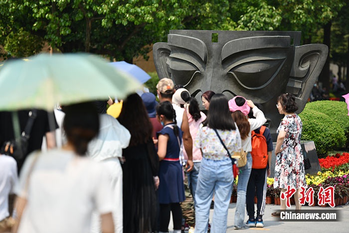 图为5月2日，民众参观三星堆博物馆。 中新社记者 张浪摄