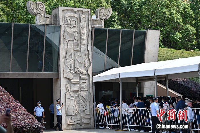 图为5月2日，民众排队进入三星堆博物馆。 中新社记者 张浪摄