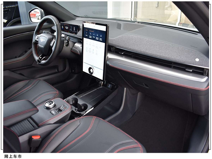 福特全新纯电野马实拍内配超大中控屏bo音响全景玻璃天幕