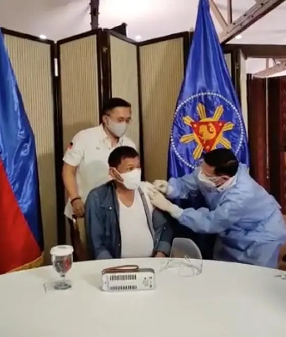 杜特尔特接种中国国药新冠疫苗（图片来源：菲律宾参议员克里斯托弗·吴的社交媒体直播截图）