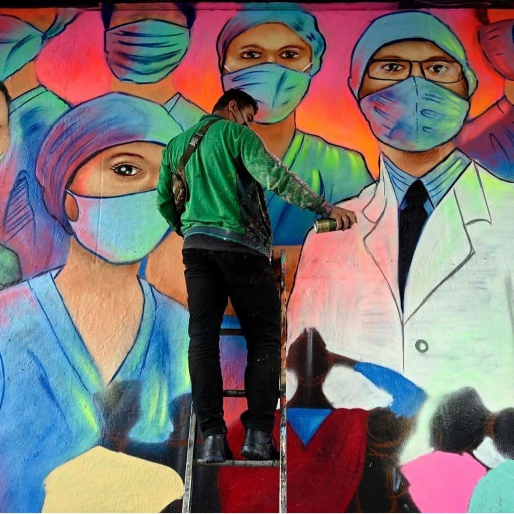 塞尔希奥·莫雷洛斯在街头创作涂鸦。（受访者供图）