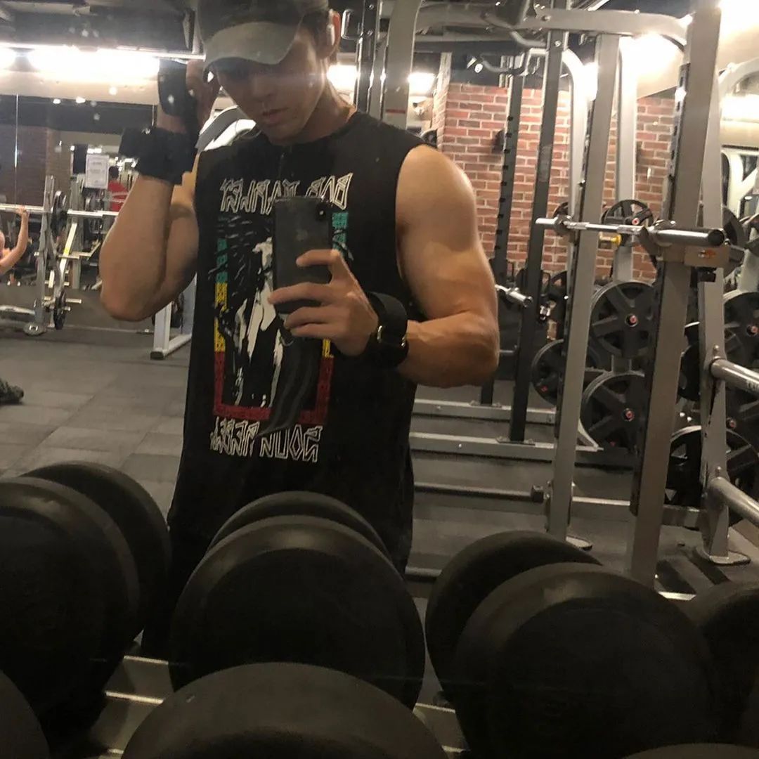 39岁张杰近照曝光体脂低至8这肌肉是认真的吗