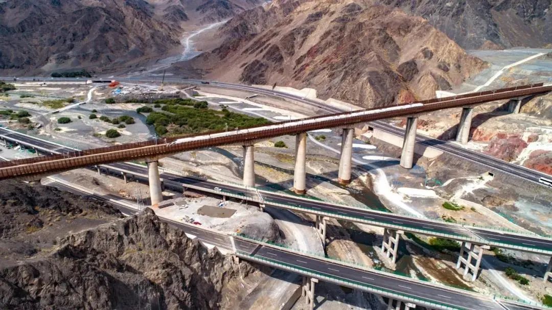 高铁桥横跨上行线和下行线.图据 新疆交通运输