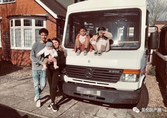 英国夫妻把小公交改造成一家五口住的房车，还计划解封后全家游非洲！休闲区蓝鸢梦想 - Www.slyday.coM