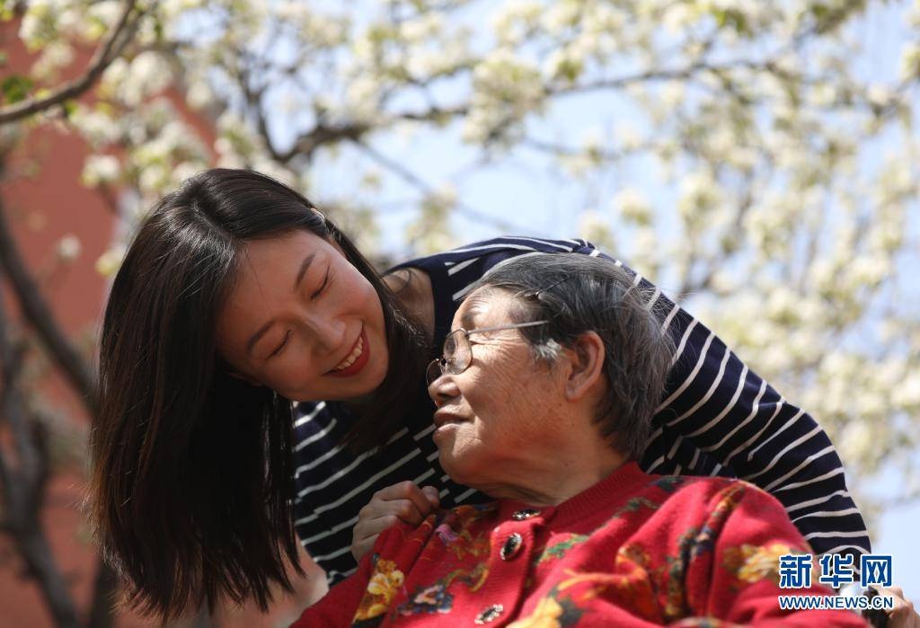 正文  陈思陪伴过很多老人,她每天努力做的事情,就是让老人们有生活