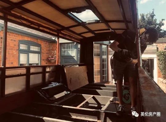 英国夫妻把小公交改造成一家五口住的房车，还计划解封后全家游非洲！休闲区蓝鸢梦想 - Www.slyday.coM