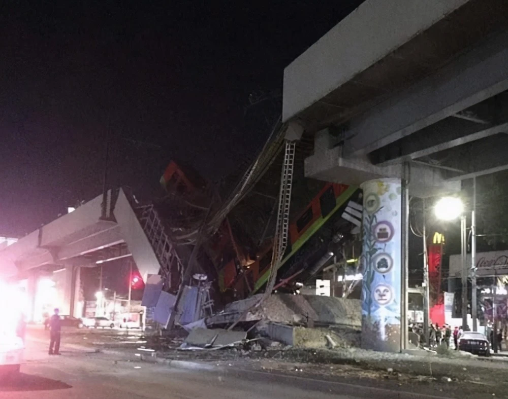 昨夜突发地铁车厢掉下高架桥致13死70伤现场视频惊心