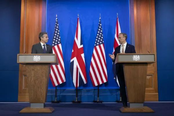 ▲5月3日，英国外交大臣拉布（右）与美国国务卿布林肯在英国伦敦举行新闻发布会。新华社发