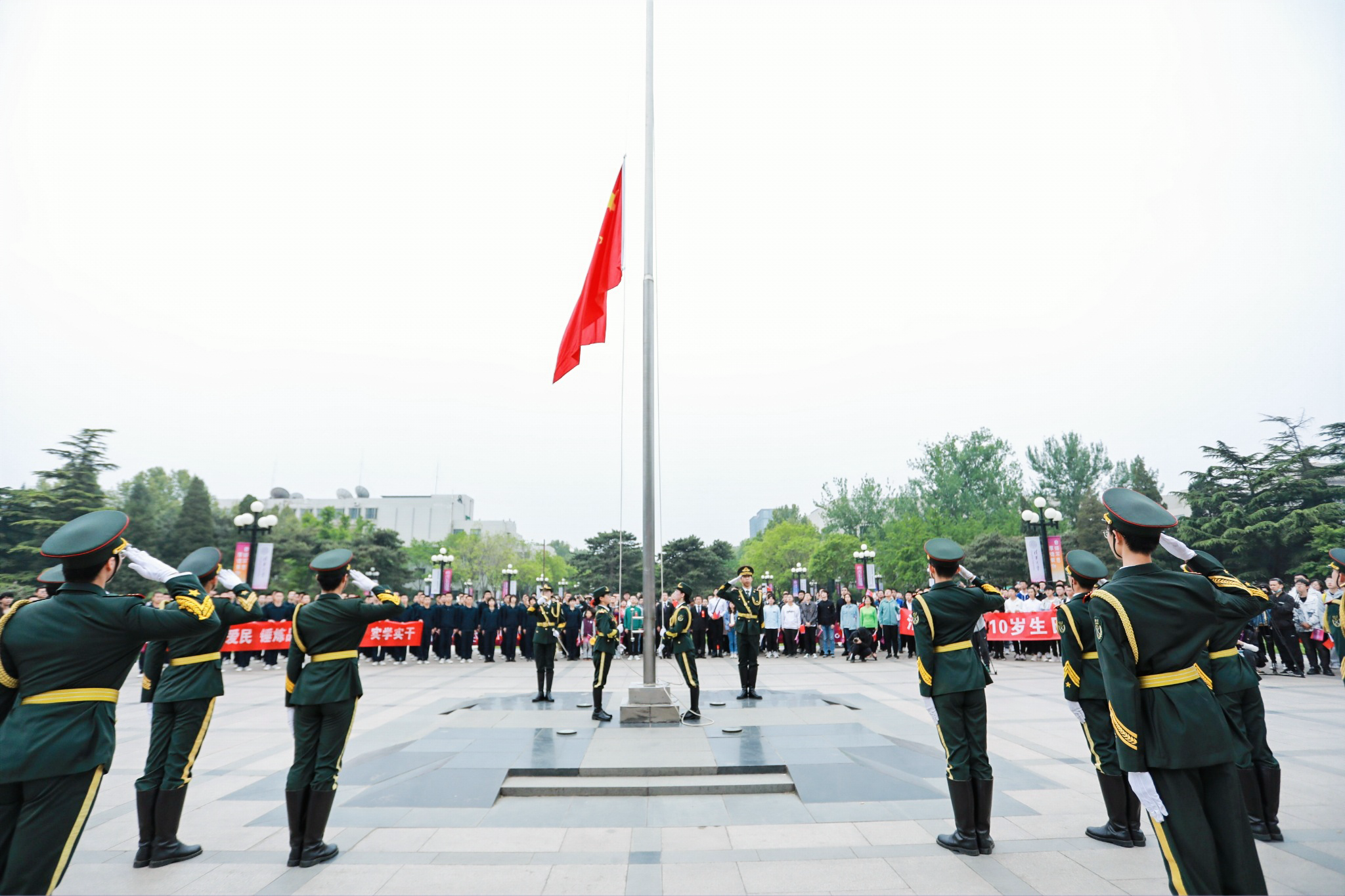 清华大学校园内的升旗仪式.