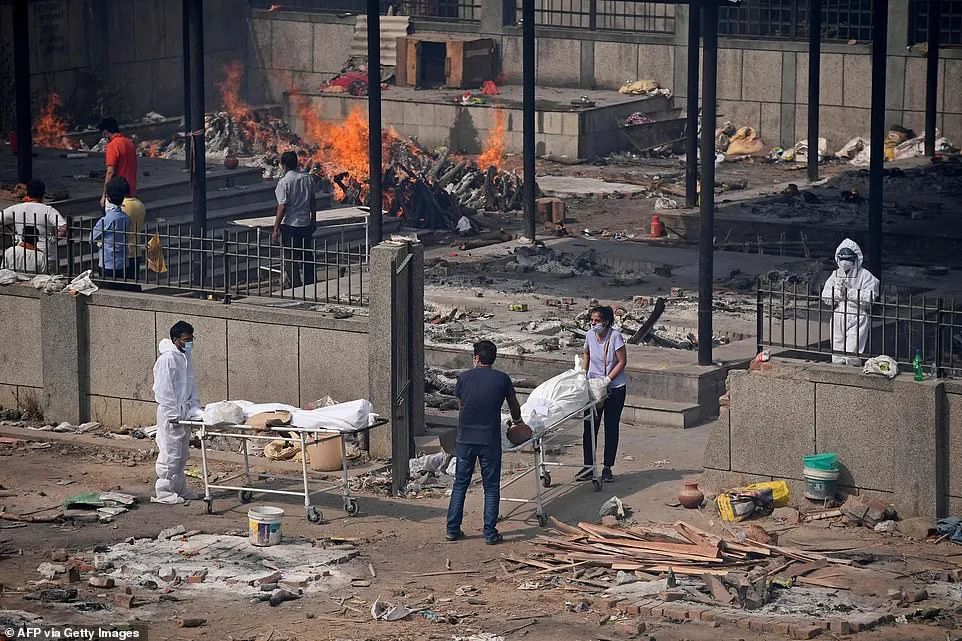 印度疫情崩裂!医院和火葬场全满,民众痛苦绝望死去
