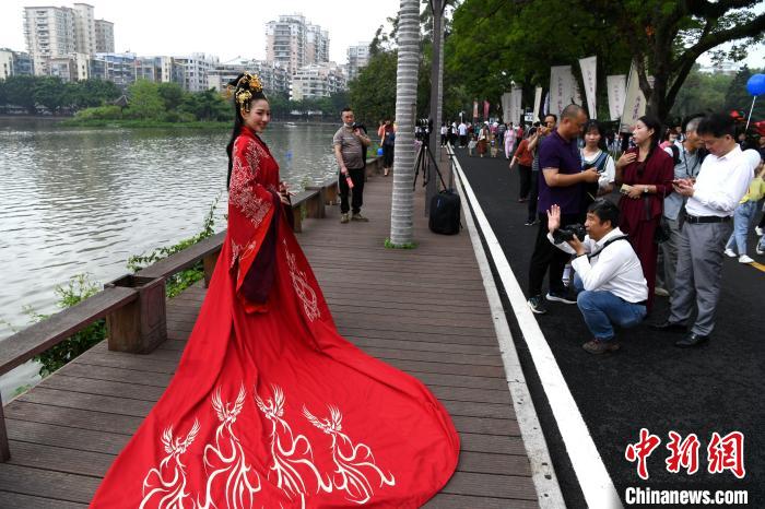 中华传统婚礼服饰展示。　王东明 摄
