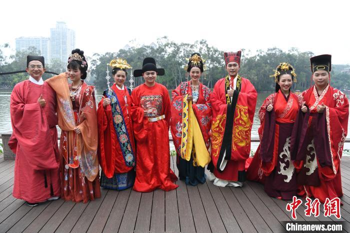 两岸婚姻佳偶展示中华传统婚礼服饰。　王东明 摄