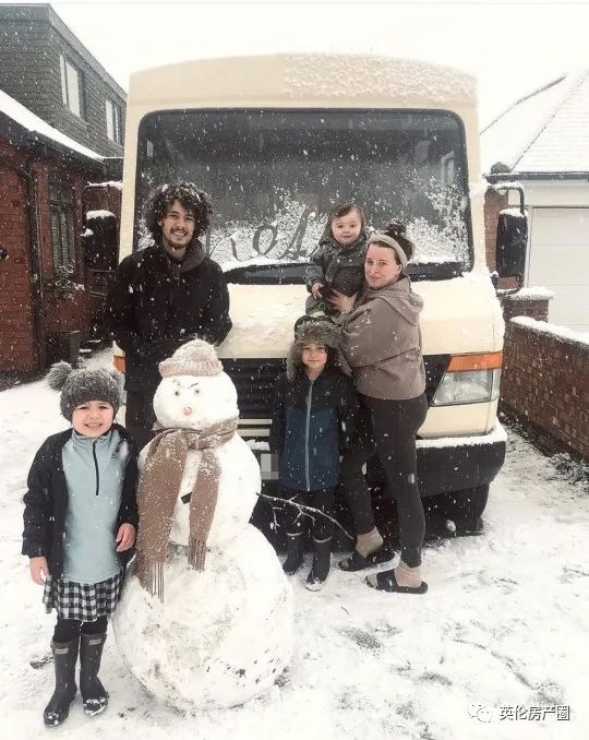 英国夫妻把小公交改造成一家五口住的房车，还计划解封后全家游非洲！休闲区蓝鸢梦想 - Www.slyday.coM