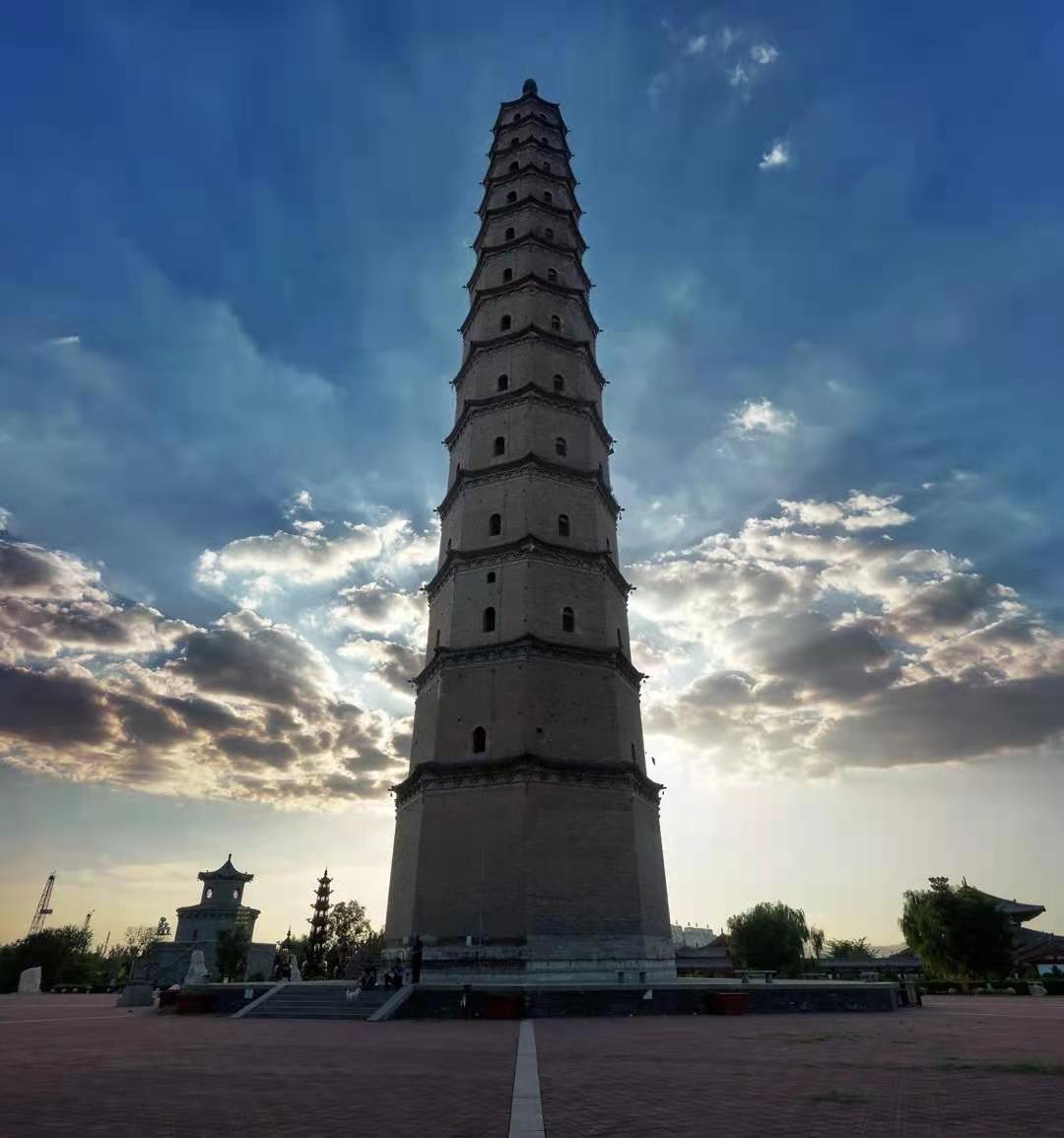 到了汾阳,铁双雁和文峰塔是必看的两大景点.