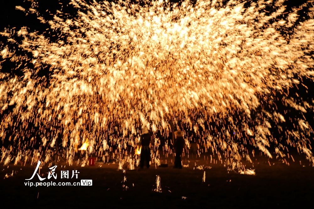 新疆锡伯古城上演铁花秀