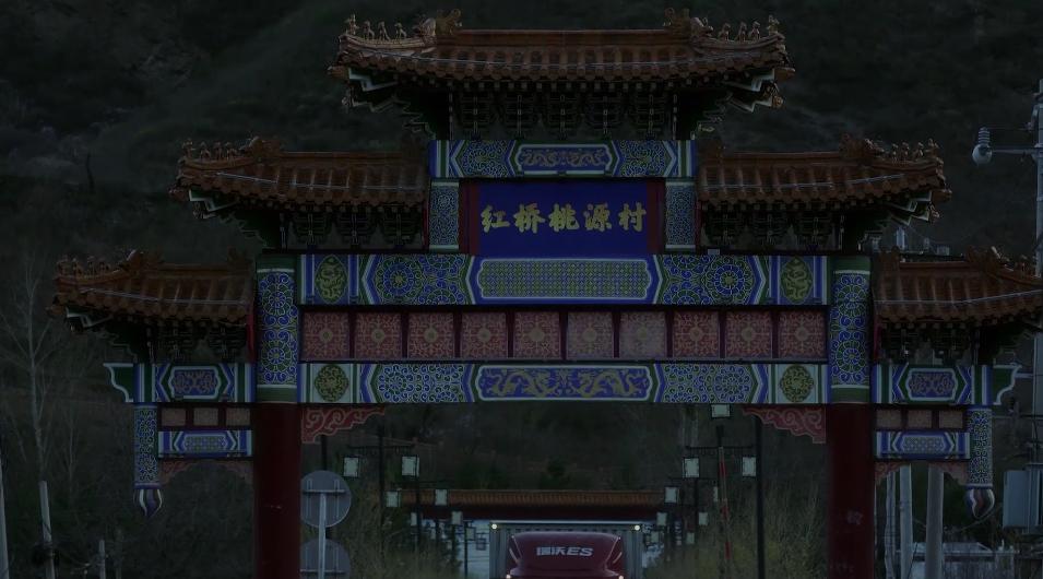 老太太发扬艰苦朴素的优良传统,终于在晚上抵达了真正的桃源村.