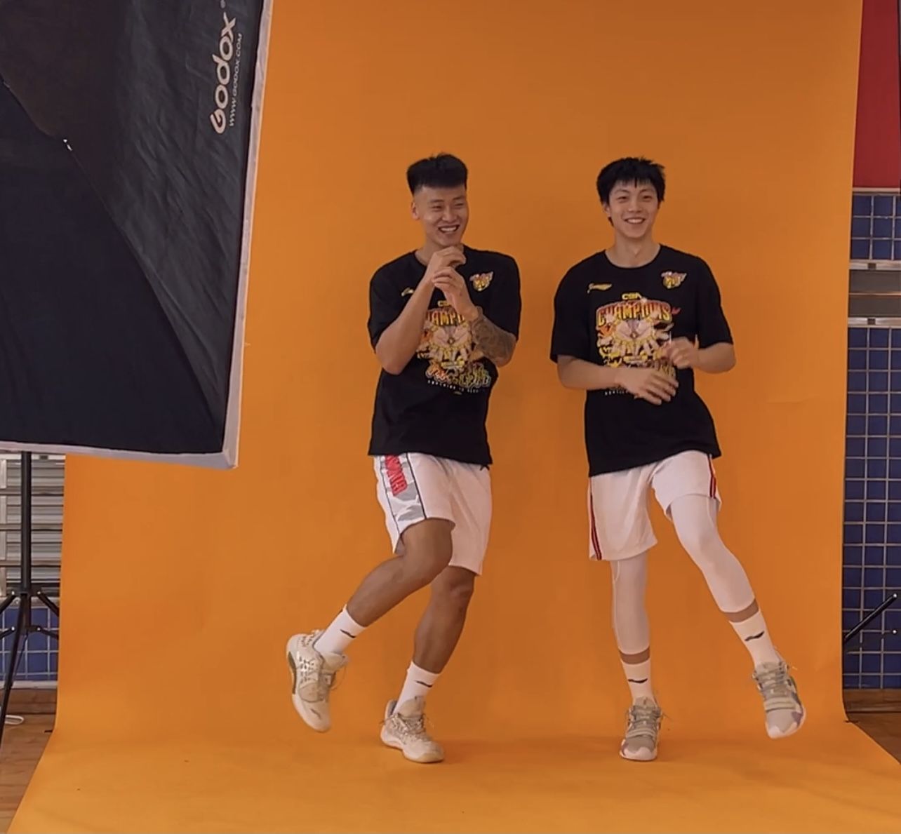 cba61粤上十一冠⑩定格荣耀征程继续宏远男篮拍摄冠军定妆照