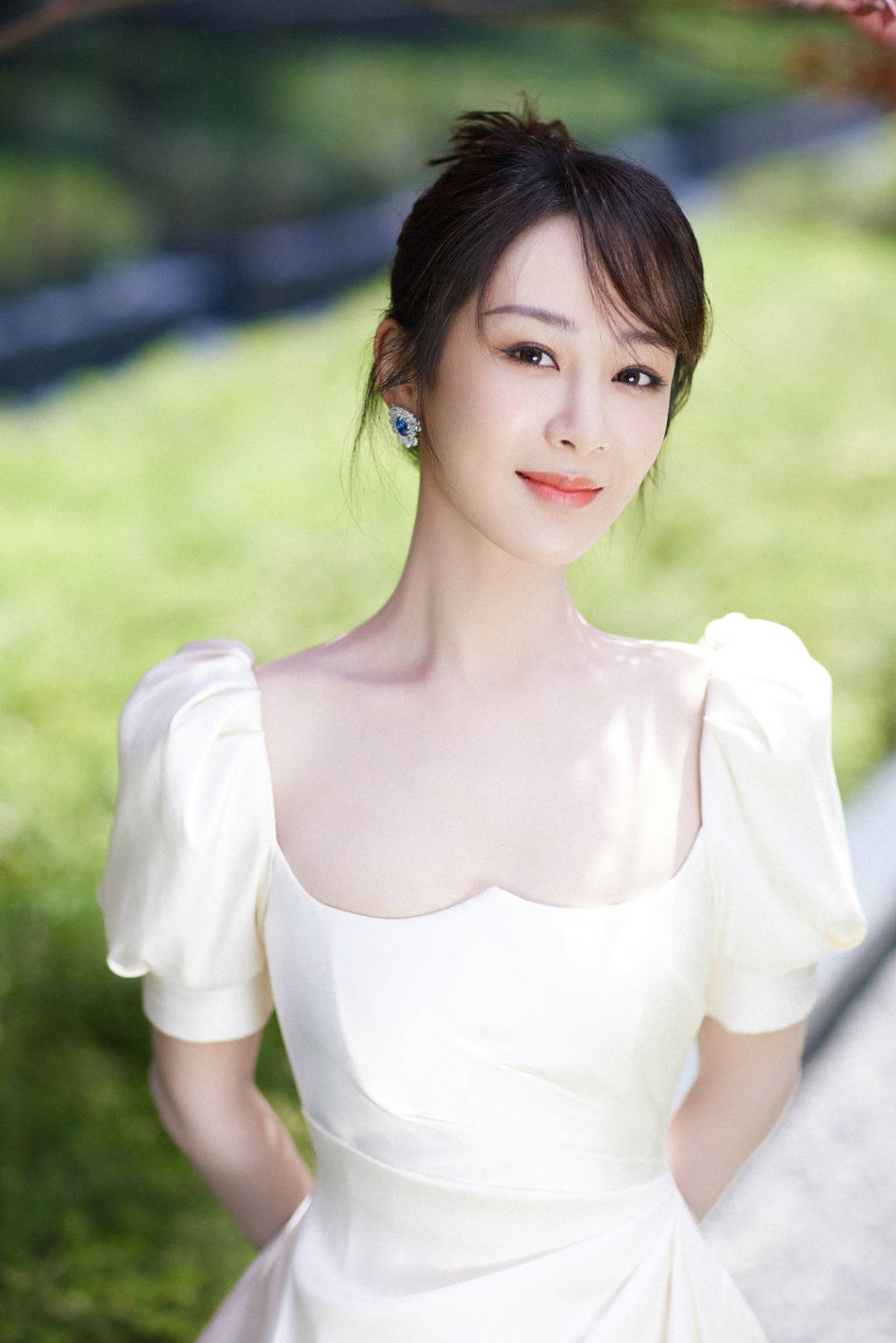 杨紫低头浅笑 白裙翩翩似仙女下凡|杨紫|仙女下凡|写真大片_新浪新闻