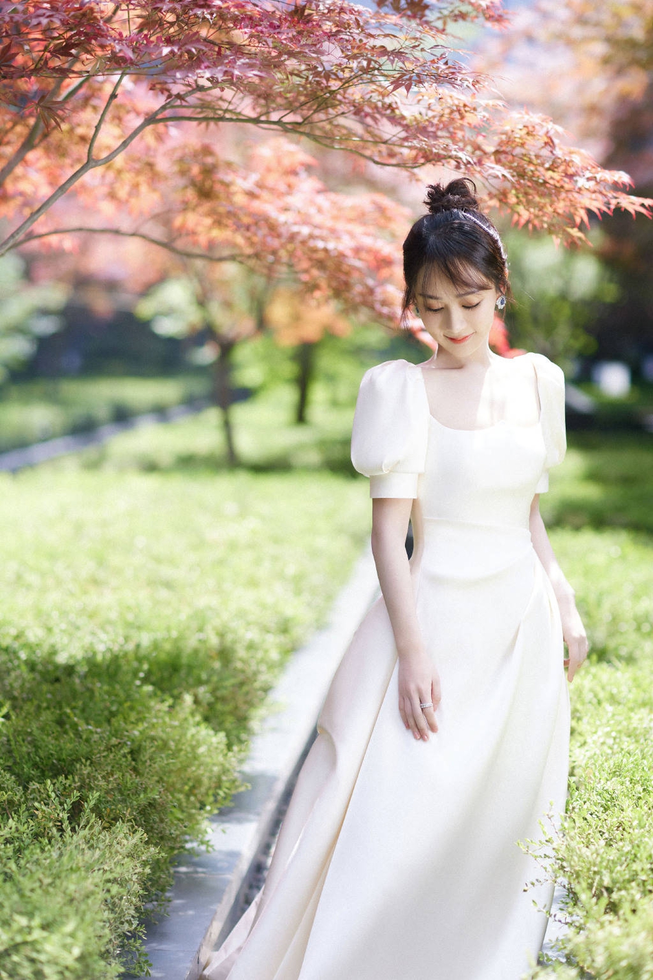 杨紫低头浅笑白裙翩翩似仙女下凡