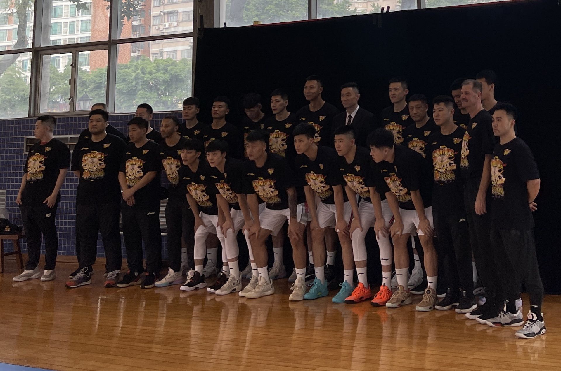 广东东莞大益队将士拍摄了2020/2021赛季cba总冠军集体定妆照