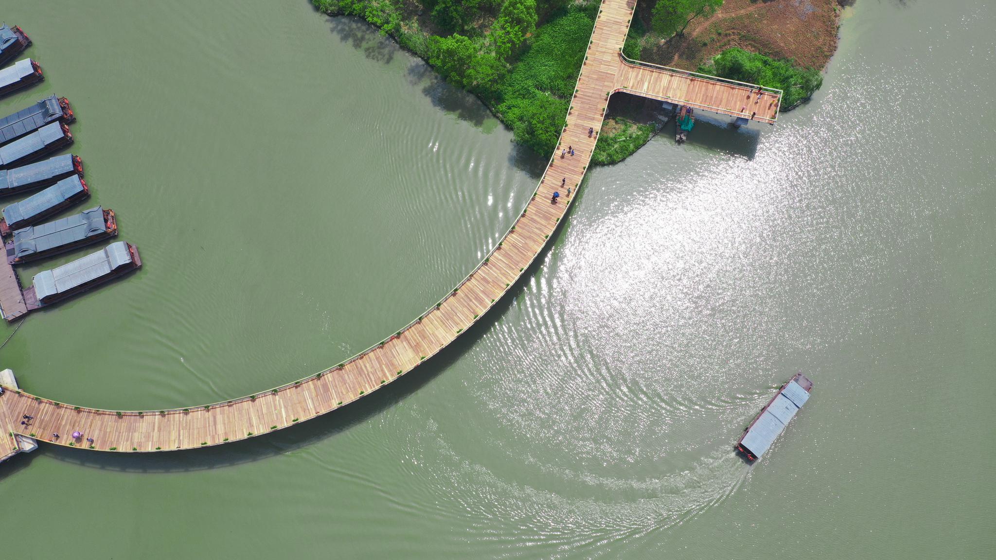 游客乘着游船休闲观光.德清县下渚湖国家湿地公园迎来游客休闲观光.