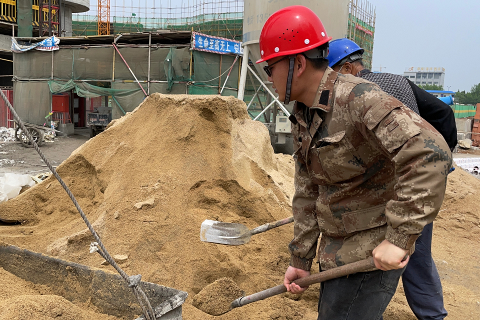 今天我是你丨记者体验工地搬砖一砖一瓦都承载他们的汗水