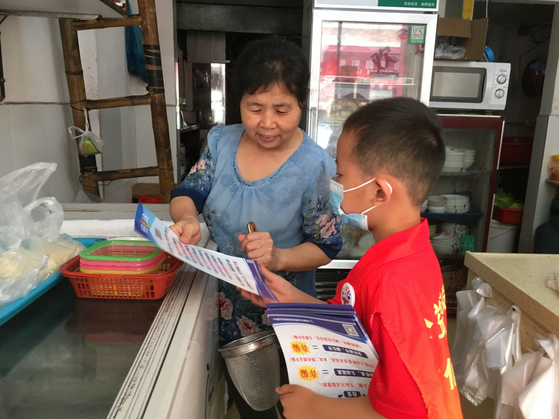 人小力不小！长安7岁萌娃跟着妈妈做“小小义警”休闲区蓝鸢梦想 - Www.slyday.coM