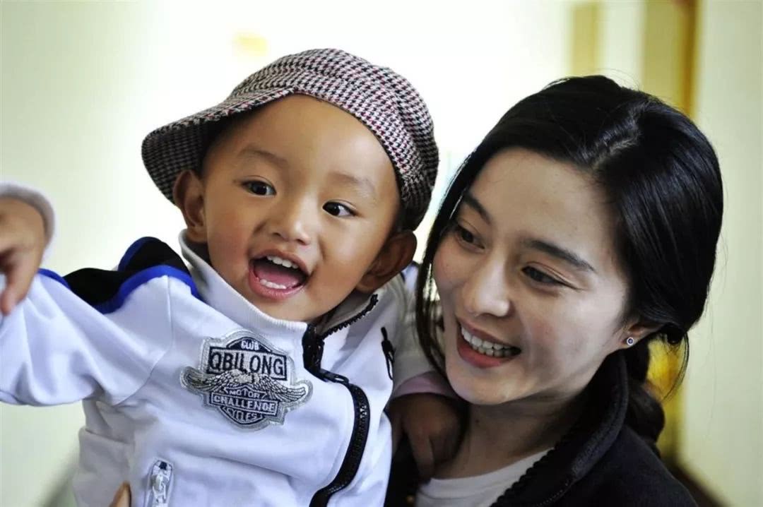 范冰冰晒照脸瘦也没皱纹但拍到的素颜出油发胖有了大妈感