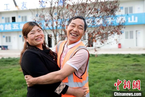 徐州一在建工地安排民工夫妻团聚欢乐过五一