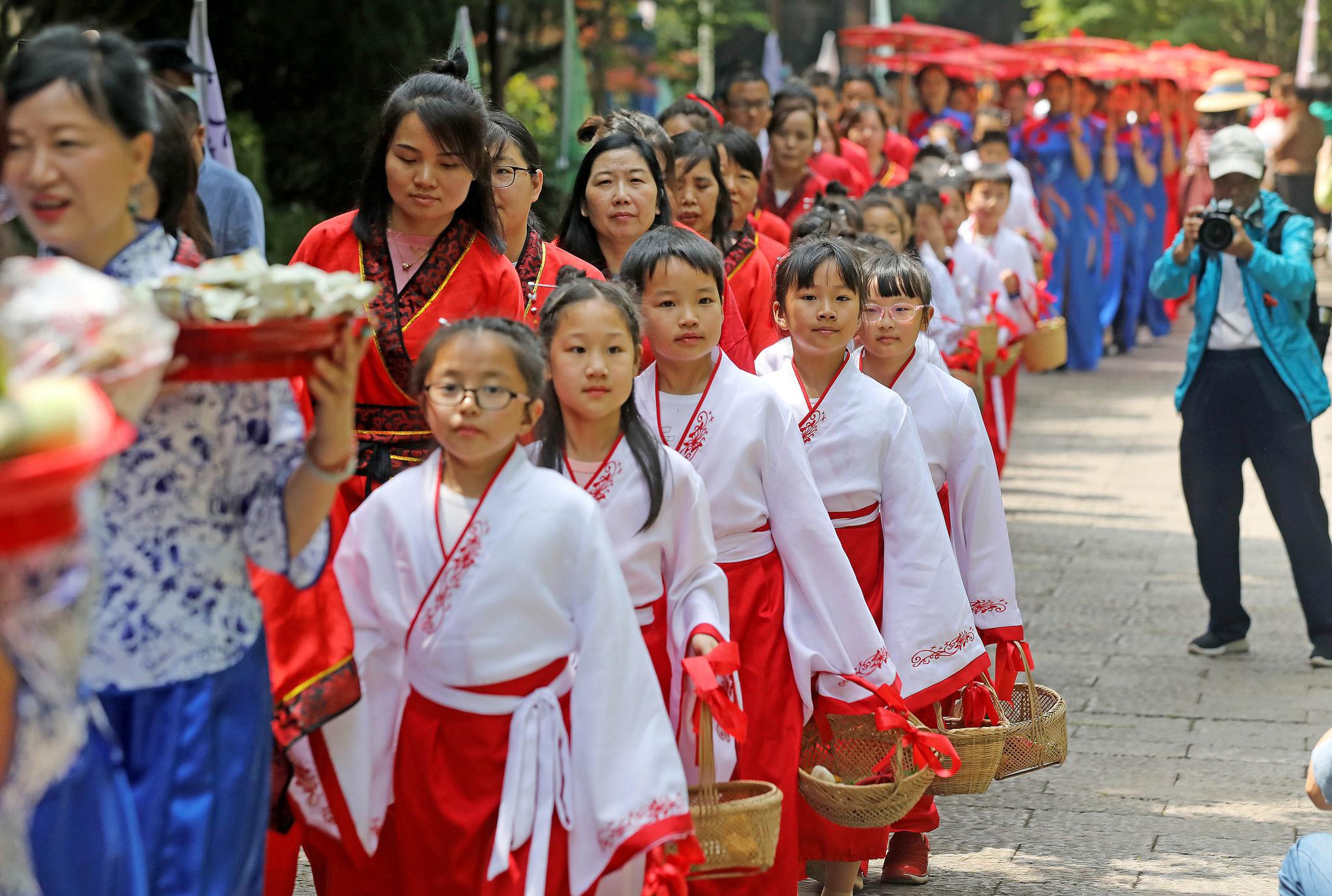 现场以"送春迎夏"古礼仪式以及大秤称人,煮蚕豆,吃乌米饭,斗蛋,画泥猫