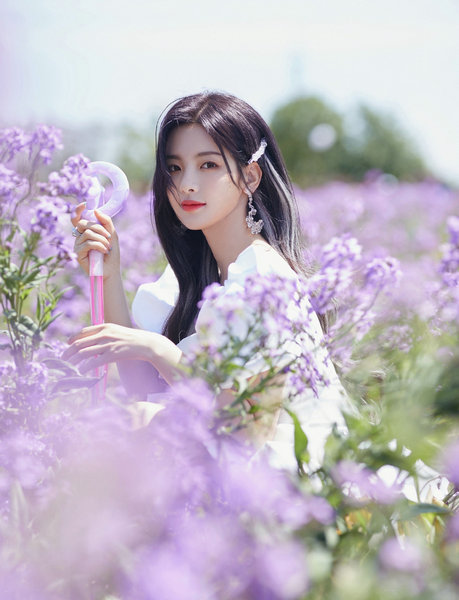 村花 杨超越徜徉紫色花海托腮侧目显仙女气质 薰衣草 春日 杨超越 新浪新闻 村花 杨超越徜徉紫色花海托腮侧目显仙女气质 薰衣草 春日 杨超越 新浪新闻