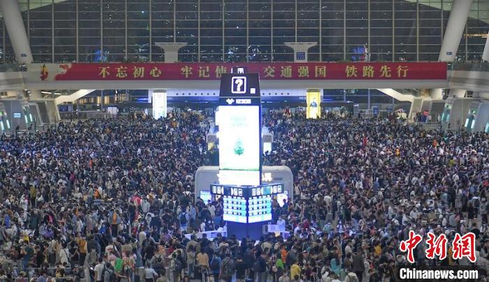 “五一”假期前夕，大量旅客在杭州东站候车。王刚 摄