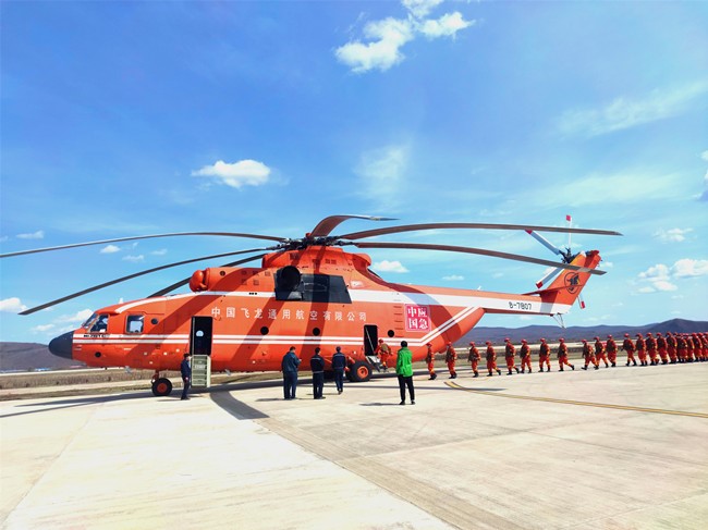 消防员准备登机.张佳辉 摄