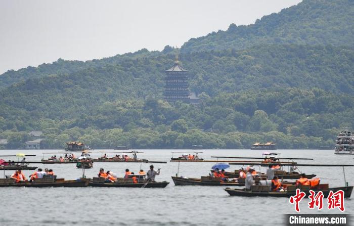 “五一”假期首日，西湖游船星罗棋布。王刚 摄