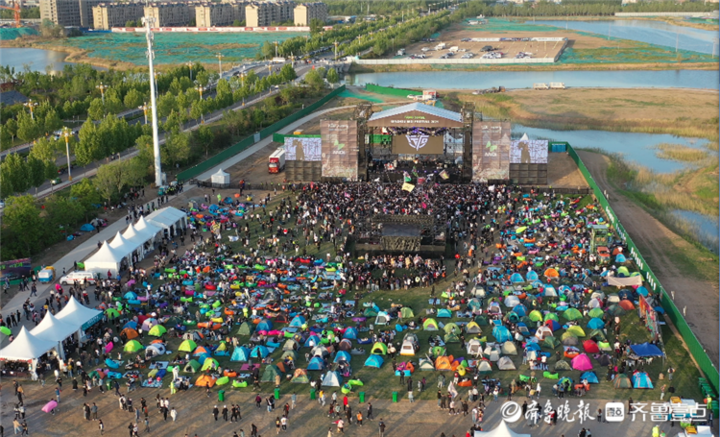 滨州迷笛音乐节落幕万人合唱蓝莲花