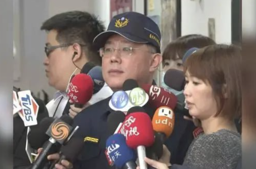 警察局高层聚餐，两黑衣人抛出上千只蟑螂，满地乱窜…锁定4男1女嫌犯休闲区蓝鸢梦想 - Www.slyday.coM