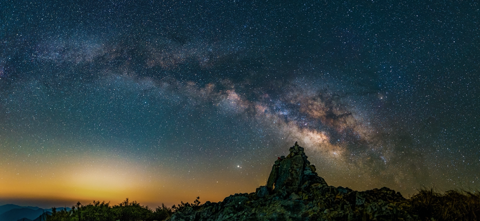 星空下的太子尖峰顶石碑