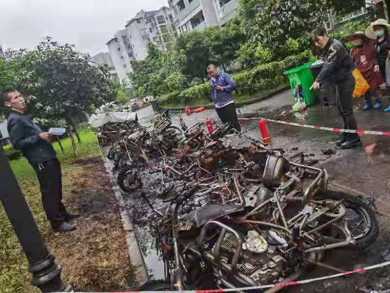 重庆市铜梁区一小区发生一起火灾事故,事故造成10余辆电动车烧毁