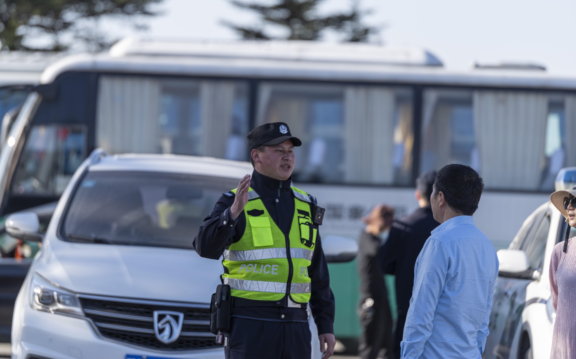 神农架公安:五一假期执勤忙 坚守岗位保安全