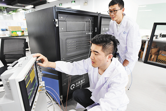     本源量子年轻科研人员正在调试控制系统.