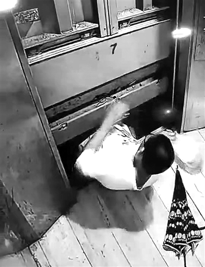 福州13岁男孩被困电梯自救坠亡：为何钻出电梯却坠入电梯井