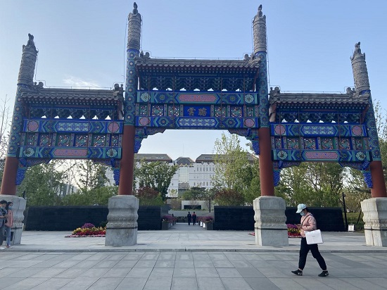 (西单文化广场牌楼,央广网摄)