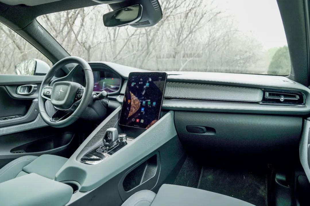 polestar 2的内饰给人的第一感觉就是——太素了!