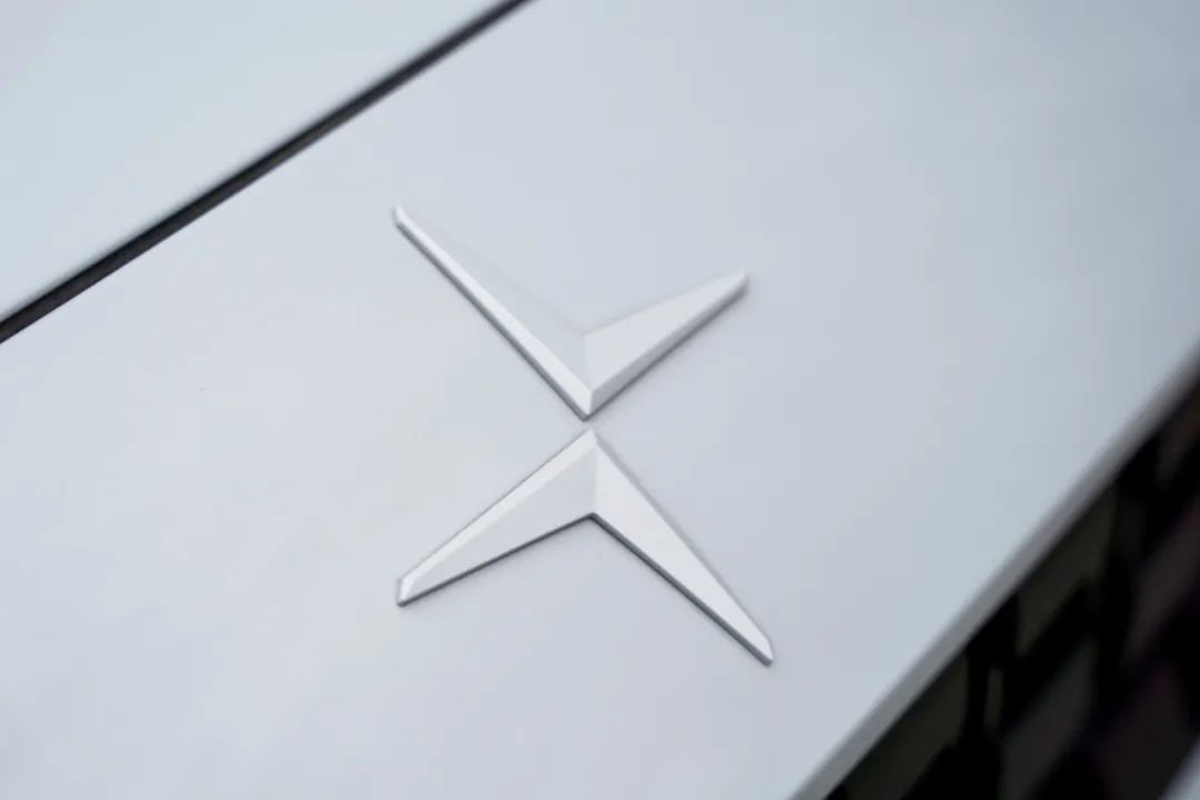 polestar 2把极星的车标放在了引擎盖前方的位置,而